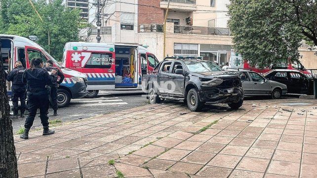 Violento siniestro vial entre un patrullero y un taxi en barrio Candioti Norte.&nbsp;