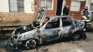 Barrio Guadalupe Oeste: pirómanos incendiaron un auto y escaparon en moto a contramano