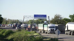 Este jueves a la tarde ya se presentaba una enorme fila de camiones en la ruta A012, en la zona de Roldán.