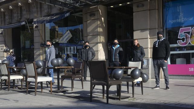 Hoteleros y gastronómicos sacan mesas, camas y vajillas a la calle