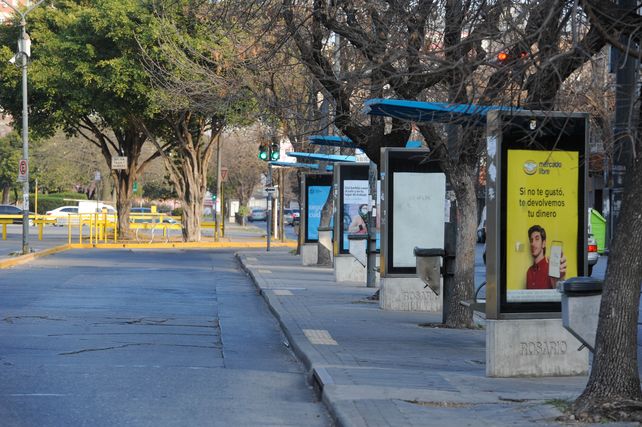 Otra vez a pie. Los usuarios del transporte deber&aacute;n esperar a que se salde la deuda con los choferes.