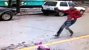 Escalofriante: el momento en que una beba es salvada por un vecino cuando intentaba cruzar la calle