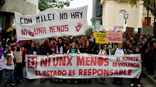Con Milei no hay ni una menos: muchas consignas de la movilización apuntan contra el gobierno nacional.&nbsp;