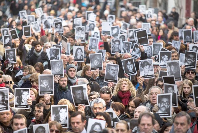 Multitud. Los familiares de los 85 muertos en 1994 encabezaron el acto con las fotos de las víctimas. &nbsp; 