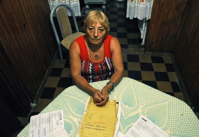 “Yo no existo”. Stella Maris muestra el certificado de defunción y las posteriores rectificaciones