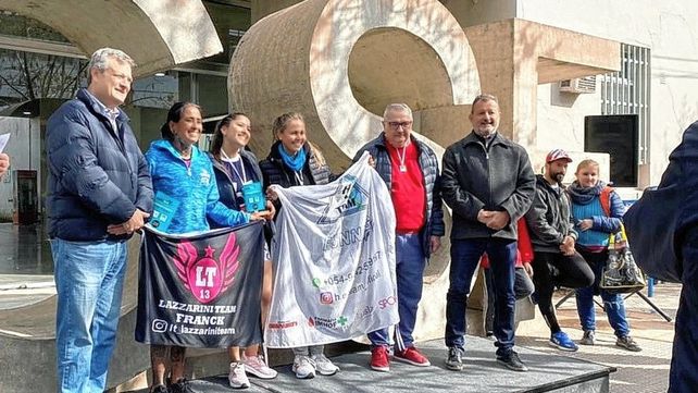El rector de la UCSF De Palmas junto a las ganadoras de la Maratón de los 10 km en mujeres.