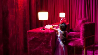 La muestra inmersiva Puertas a mundos se puede visitar en el Portal Rosario Shopping hasta el 17 de agosto