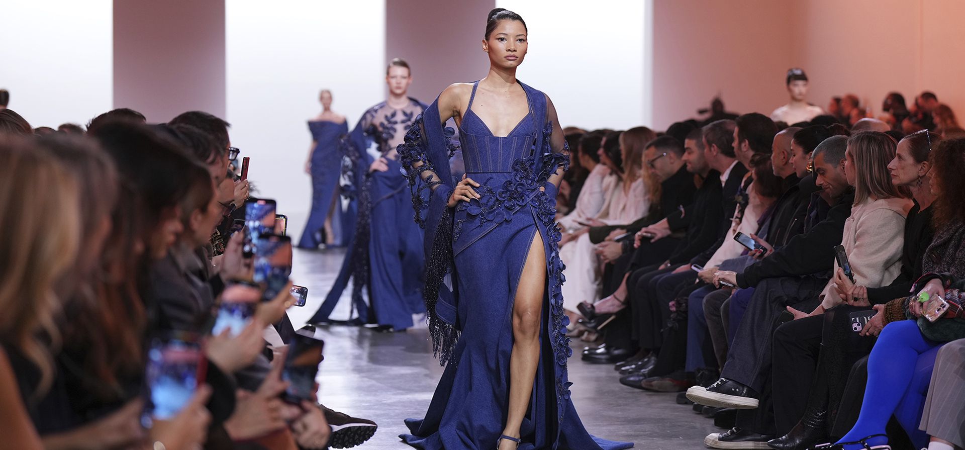 Una modelo presenta una creación de la colección de Alta Costura Primavera Verano 2025 de Elie Saab, que se presentó en París el miércoles 29 de enero de 2025. (Foto AP/Lewis Joly)