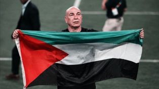 El entrenador de Egipto, Hossam Hassan, con la bandera palestina que exhibió tras la victoria sobre Australia.