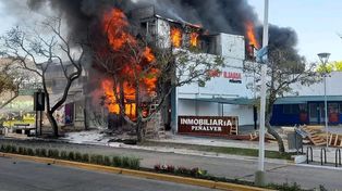 El incendió destruyó la pinturería, afectó locales lindantes y conmocionó a la ciudad.&nbsp;