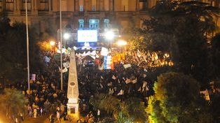 #NuncaMás: En Santa Fe una multitud copó la Plaza de Mayo a 40 años del Golpe