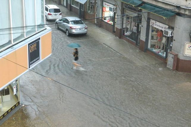 Calles anegadas e inconvenientes con el transporte por las lluvias