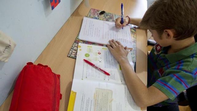Agobiados. Los alumnos españoles tienen más de 6 horas semanales de tareas.