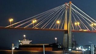 Un barco chocó contra el Puente Zárate-Brazo Largo.