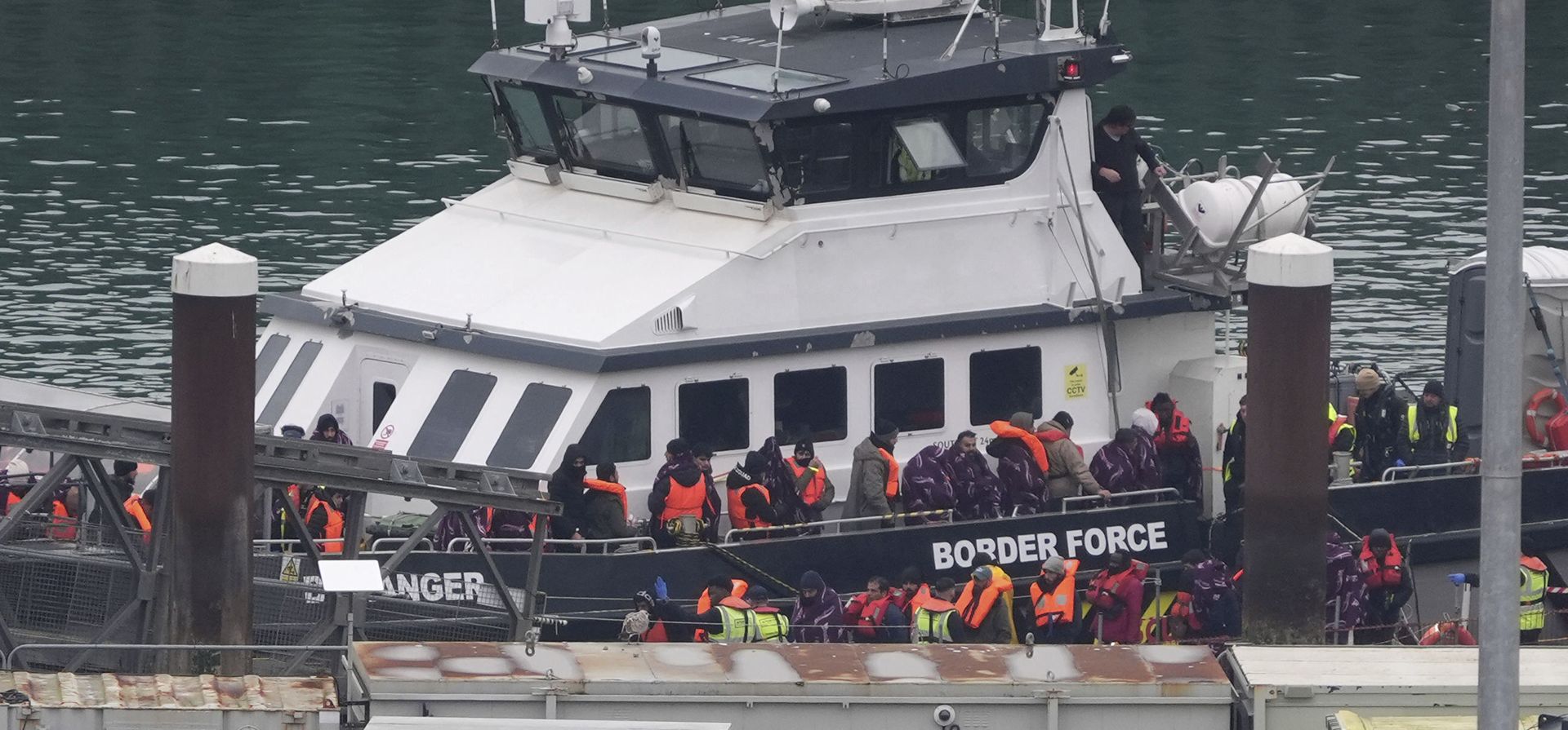 Un grupo de inmigrantes son trasladadas a Dover desde un barco de la Fuerza Fronteriza tras un incidente con una embarcación pequeña en el Canal de la Mancha, en Kent, Inglaterra, el jueves 26 de diciembre de 2024. (Gareth Fuller/PA vía AP) Un grupo de inmigrantes son trasladadas a Dover desde un barco de la Fuerza Fronteriza tras un incidente con una embarcación pequeña en el Canal de la Mancha, en Kent, Inglaterra, el jueves 26 de diciembre de 2024. (Gareth Fuller/PA vía AP)