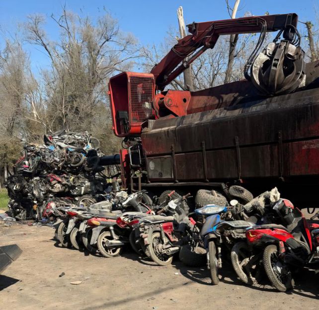 Realizaron la compactación de 300 motos retenidas en Puerto San Martín
