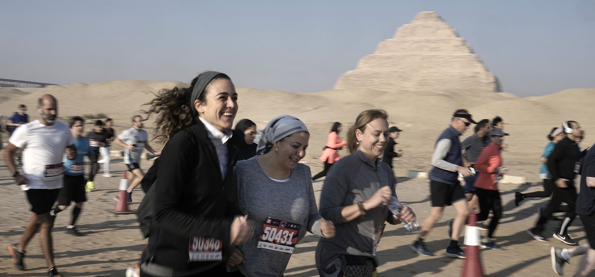 Corredores participan en la carrera de la pirámide de Saqqara de 10 km, en el sitio de la pirámide escalonada de Djoser en Saqqara, al suroeste de El Cairo, Egipto, el viernes 17 de febrero de 2023. (Foto AP/Amr Nabil)