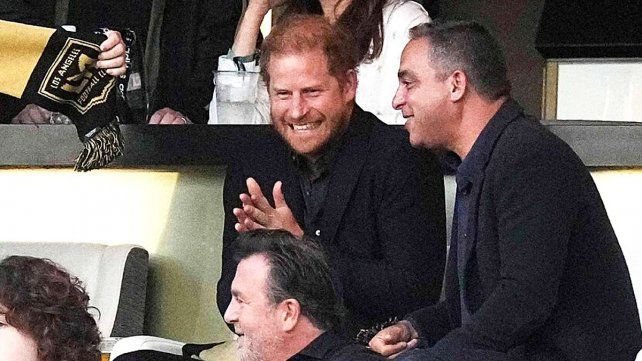 Tampoco Leonardo Di Caprio pasó inadvertido en un palco del BMO Stadium. Selena Gómez