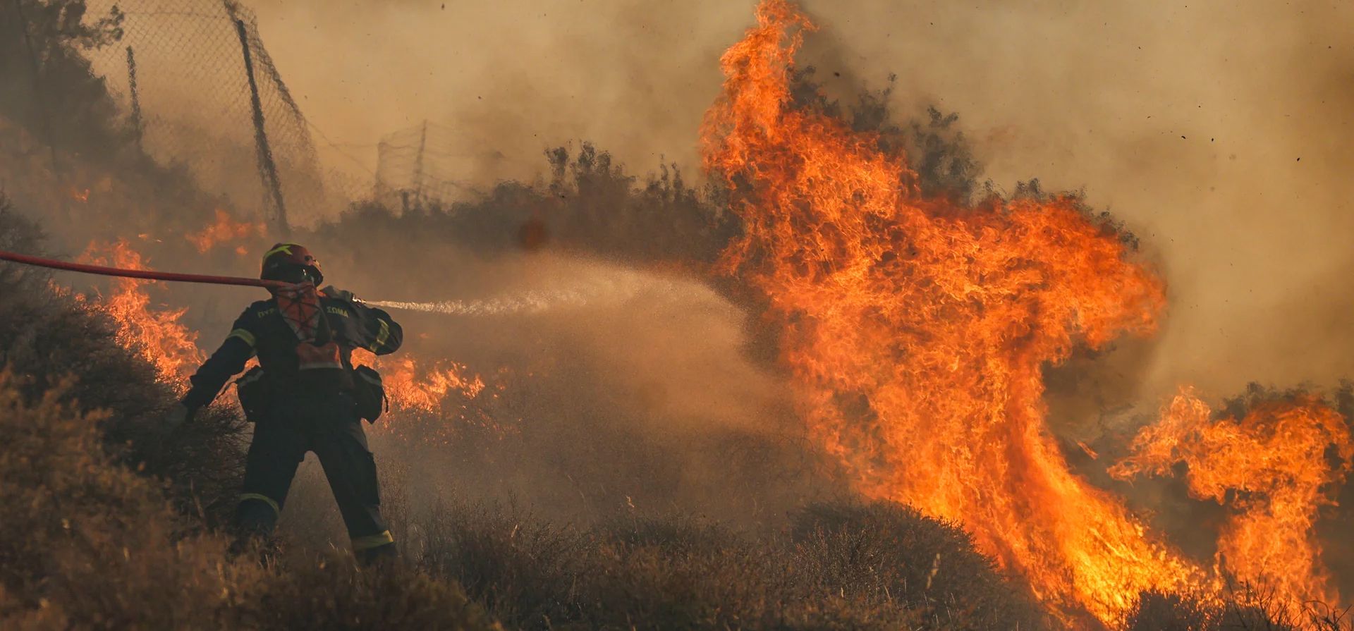 Bomberos intentan contener un incendio forestal que se desató en Ierapetra, en la isla de Creta, en el sur de Grecia. Fotografía: Costas Metaxakis/AFP/Getty Images Bomberos intentan contener un incendio forestal que se desató en Ierapetra, en la isla de Creta, en el sur de Grecia. Fotografía: Costas Metaxakis/AFP/Getty Images
