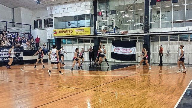 Alma Juniors le ganó el Clásico a Almagro en el Enzo Scocco por la 3ª fecha del Apertura Femenino. Alma Juniors le ganó el Clásico a Almagro en el Enzo Scocco por la 3ª fecha del Apertura Femenino.
