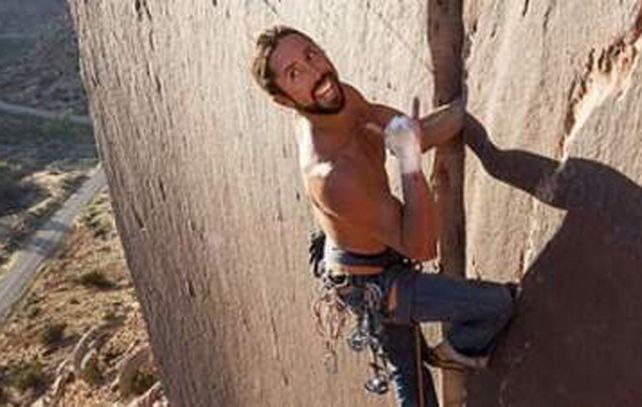 Brad Parker escalando una montaña en Indian Creek en 2013.