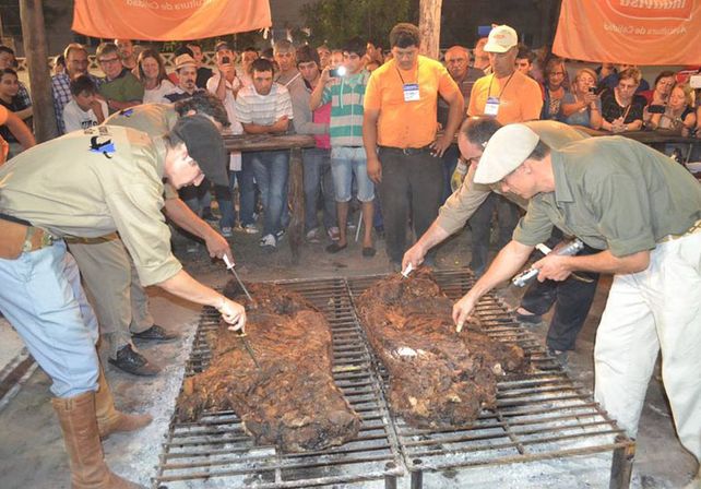 Entrerrianos intentarán hacer el asado con cuero más grande del mundo