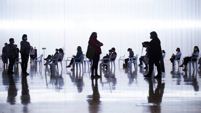 Personas esperan recibir la vacuna AstraZeneca, al inicio de la campaña de vacunación masiva contra Covid-19, en el Palacio de Exposiciones y Congresos de Santander en Cantabria, España.