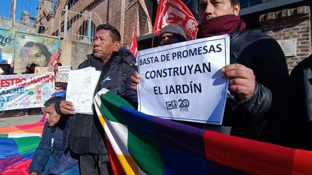 El pedido de un edificio convocó a docentes y familias del jardón del barrio qom.