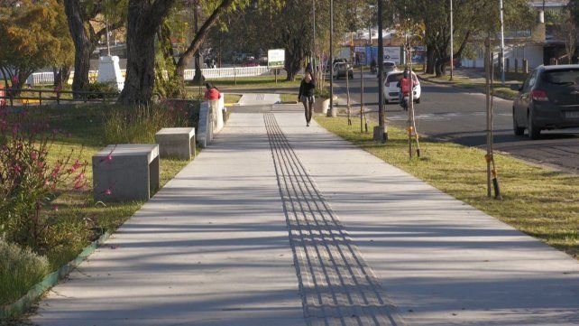 La Municipalidad de Paraná repara veredas y senderos de plazas.