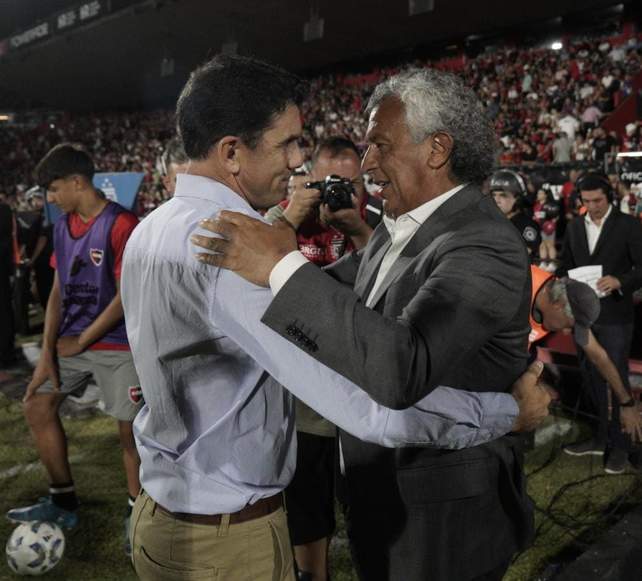 Mauricio Larriera y Pipo Gorosito se saludan en la previa.