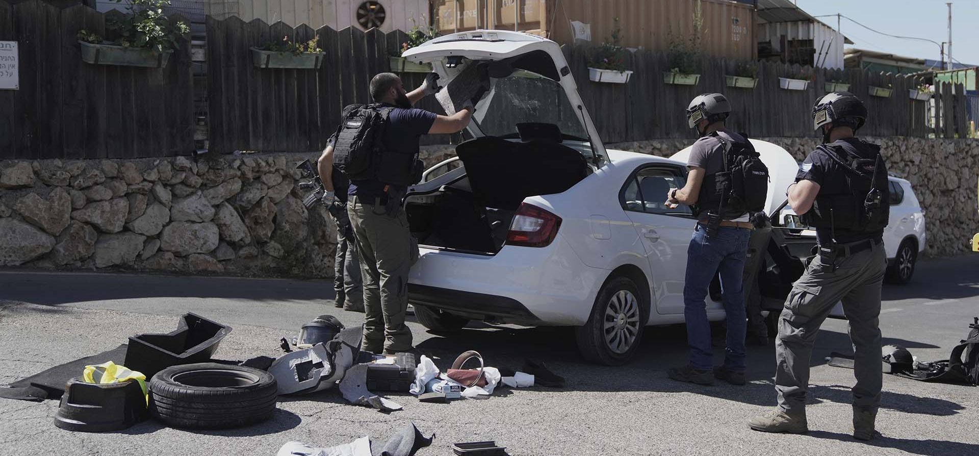 Miembros de las fuerzas de seguridad israelíes trabajan en el lugar de un apuñalamiento en un hotel del Kibutz Tzova, en las afueras de Jerusalén, el viernes 12 de septiembre de 2025. (Foto AP/Mahmoud Illean) Miembros de las fuerzas de seguridad israelíes trabajan en el lugar de un apuñalamiento en un hotel del Kibutz Tzova, en las afueras de Jerusalén, el viernes 12 de septiembre de 2025. (Foto AP/Mahmoud Illean)
