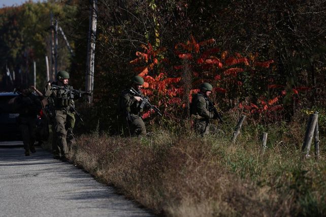 La policía continúa la cacería del tirador asesino de 18 personas en Maine