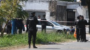Un hombre fue acribillado a balazos en el interior de un Peugeot en Génova y Cabal.