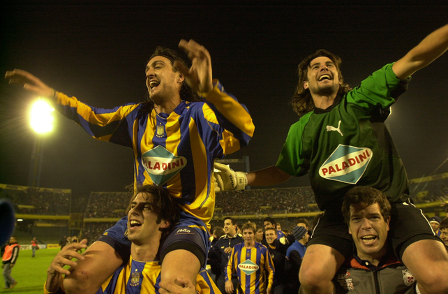 Germán Rivarola y Juan Marcelo Ojeda festejan el triunfo de Central ante Newells en la Sudamericana.