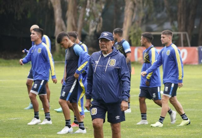 Entrenamiento auriazul. El entrenador de Rosario Central no se perdió ningún detalle de cada práctica. 