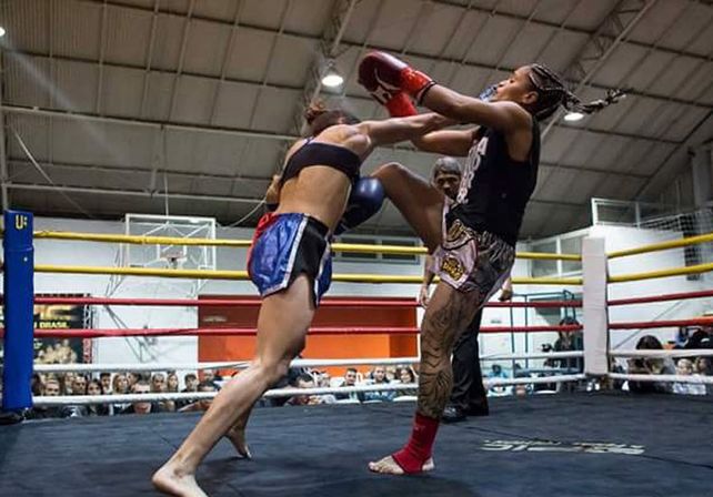 Un buen impacto. La luchadora paranaense arremetiendo contra la brasileña