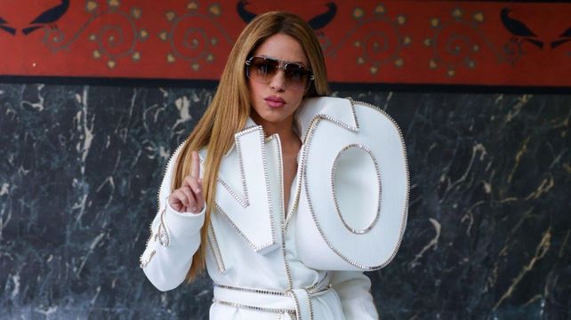 Shakira estuvo presente en el Fashion Week de París y causó revuelo con una pieza de diseño.