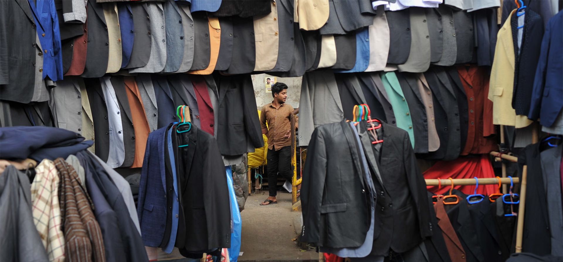 Un puesto de ropa de segunda mano en un mercado junto a la carretera. El frío y la densa niebla arrasaron el país, Chattogram, Bangladés. Fotografía: Md Rafayat Haque Khan/Zuma Press Wire/Shutterstock Un puesto de ropa de segunda mano en un mercado junto a la carretera. El frío y la densa niebla arrasaron el país, Chattogram, Bangladés. Fotografía: Md Rafayat Haque Khan/Zuma Press Wire/Shutterstock