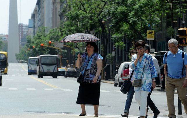 Arde la ciudad. Los especialistas recomiendan protegerse del calor.