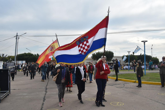 En la colonia de alrededor de 2500 habitantes predominan los descendientes de croatas, italianos y españoles.
