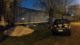 Se detuvo un tren de carga y abrieron una boquilla para intentar robar parte de la carga