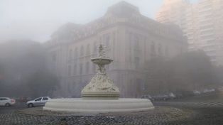 La niebla apareció de golpe y sin avisar: fantasmagóricas imágenes de Rosario