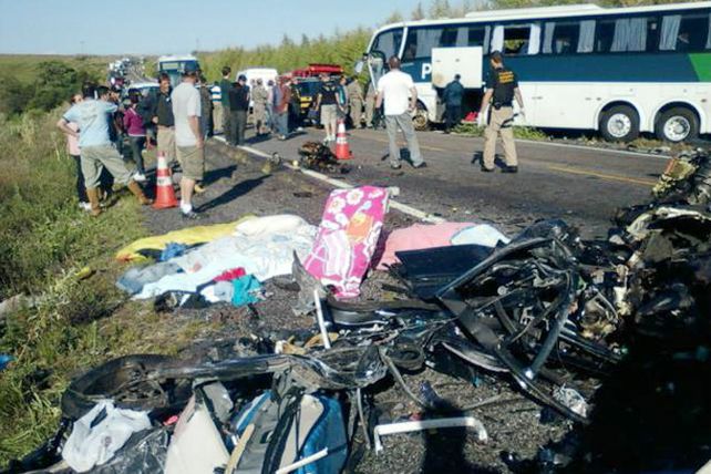 Brasil: murieron cinco santafesinos en un accidente cerca de Rosario do Sul. Fotos y video