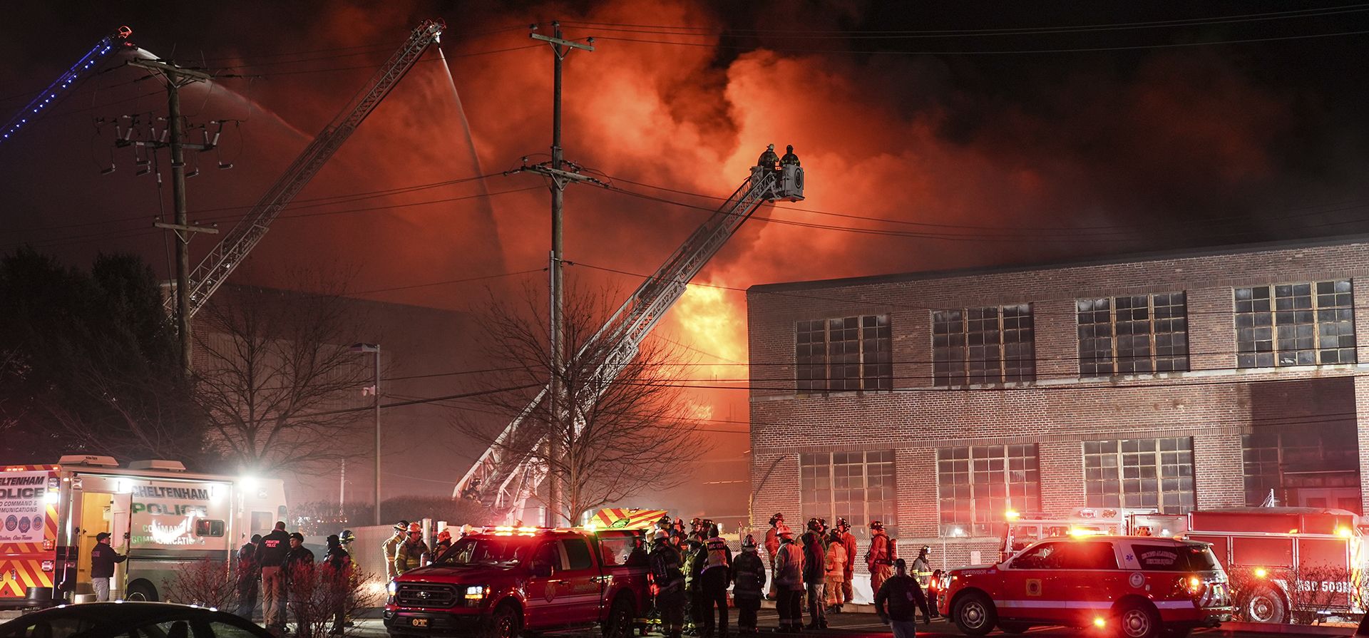 Los bomberos combaten un incendio en SPS Technologies en Jenkintown, Pensilvania, el lunes 17 de febrero de 2025. (Foto AP/Matt Rourke) Los bomberos combaten un incendio en SPS Technologies en Jenkintown, Pensilvania, el lunes 17 de febrero de 2025. (Foto AP/Matt Rourke)
