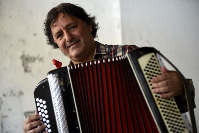 El acordeonista rosarino Monchito Merlo actuará con su grupo.
