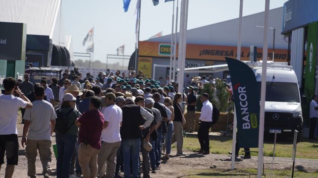 A primera hora de la mañana del martes ya había cola para anotarse en los créditos de Banco Nación a tasa cero en dólares. A primera hora de la mañana del martes ya había cola para anotarse en los créditos de Banco Nación a tasa cero en dólares.