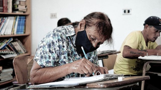 En Los nazarenos demuestran que a cualquier edad se puede aprender a leer y escribir.