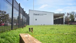El camino hacia la construcción del edificio propio comenzó en 2023, cuando el municipio obtuvo autorización del Ministerio de Educación para instalar un anexo en un predio de la Escuela Nº 1360 que inició con 30 alumnos.