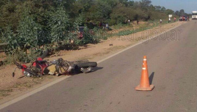 Así quedó la moto en la que se desplazaban las víctimas.