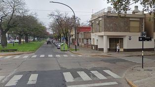 Bulevar Seguí y Corrientes, la intersección donde Bomberos rescató a un joven de 27 años dentro de una alcantarilla.